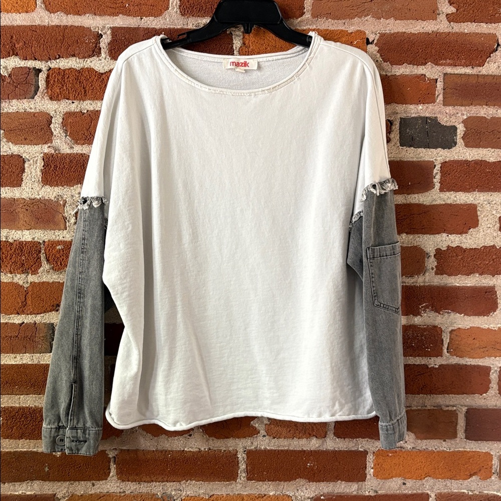 Mazik White and Gray Knit Top